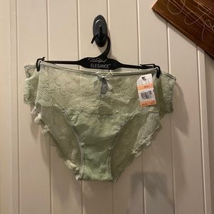 Large NEW w/tags New York Elegance Light Lavendar w/Lace Bra & Thong Set 36C Large NEW w/tags New York Elegance Light Lavendar w/Lace Bra & Thong Set 36C